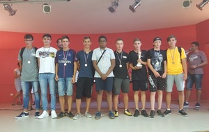 CHAMPAGNEY RECOMPENSE SES SPORTIFS...