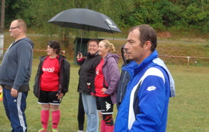 Le staff est concentré... On ne peut pas en dire autant des spectatrices...