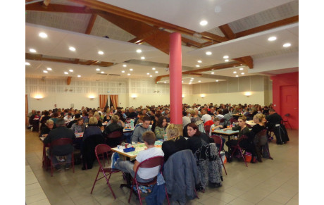 UNE SALLE TRES BIEN GARNIE...