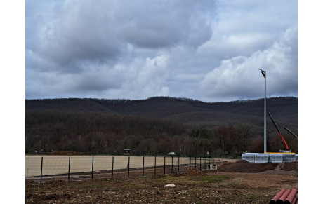 TERRAIN SYNTHETIQUE, CELA  AVANCE PETIT A PETIT...